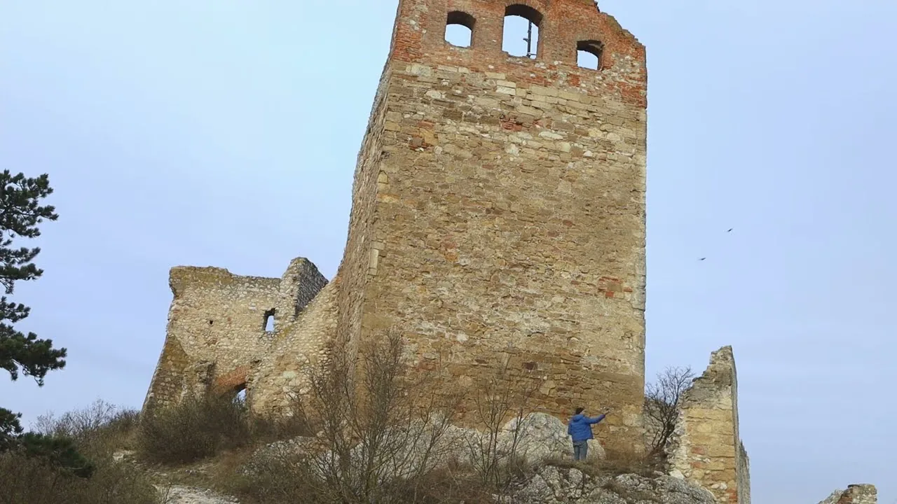Drohnenaufnahme einer Burgruine als Ausgangsmaterial für die Fotogrammetrie